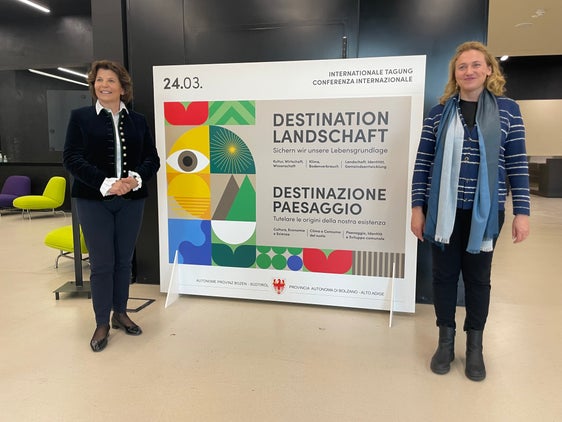 Landesrätin Hochgruber Kuenzer und Evelyn Oberleiter vom Terra Institut bei der Vorstellung der Fachtagung "Destination Landschaft":  "Neue Wege beschreiten, um der Landschaft als Lebensgrundlage Priorität in den Entscheidungen einzuräumen." (Foto: LPA/Gnews)