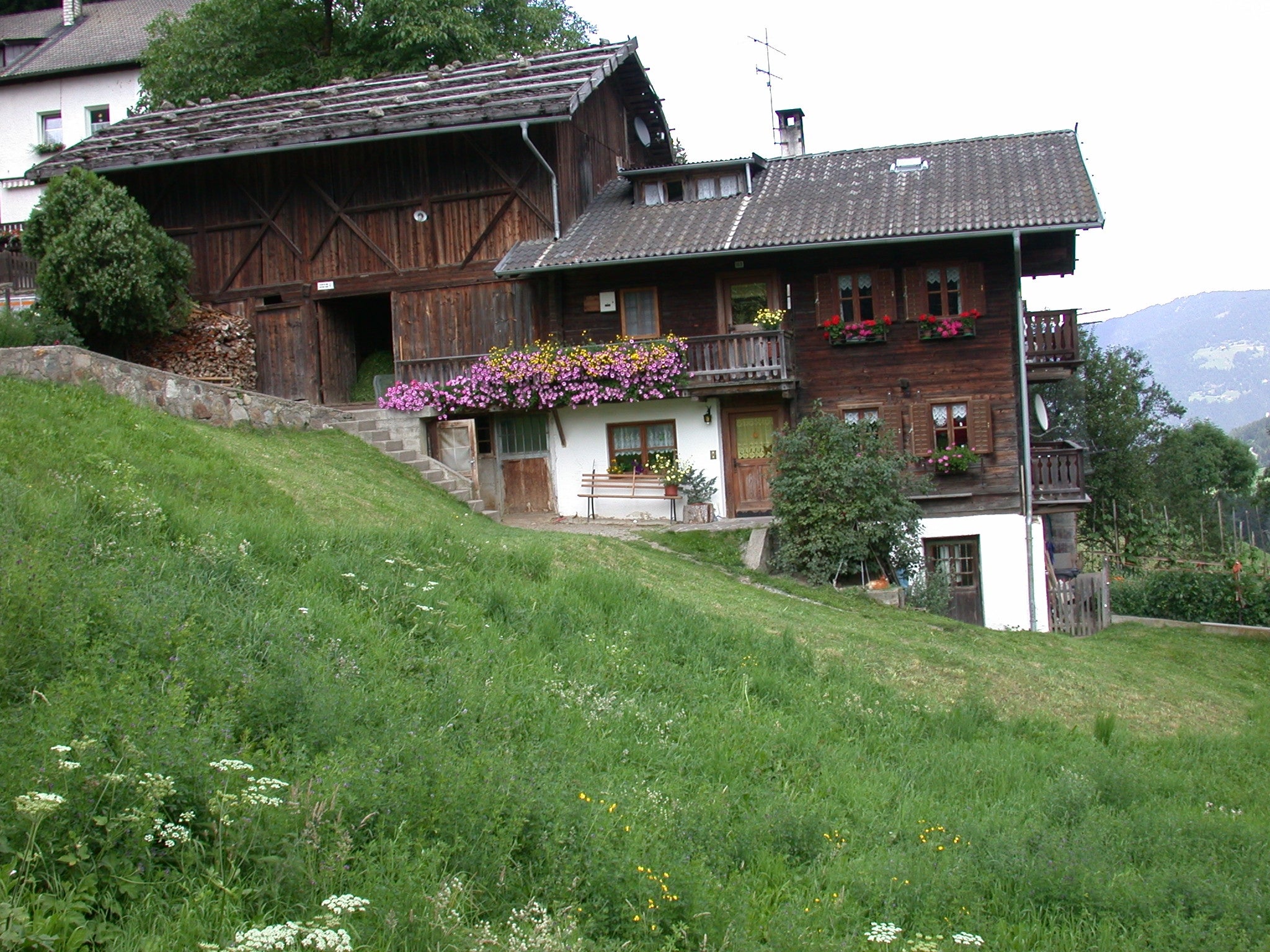 Geschlossene Höfe haben jahrhundertelange Tradition - flächenmäßige Änderungen, Neubildungen oder Auflösungen müssen von den örtlichen Höfekommissionen gutgeheißen werden. (Foto: LPA/Abteilung Landwirtschaft)