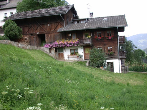 Geschlossene Höfe haben jahrhundertelange Tradition - flächenmäßige Änderungen, Neubildungen oder Auflösungen müssen von den örtlichen Höfekommissionen gutgeheißen werden. (Foto: LPA/Abteilung Landwirtschaft)
