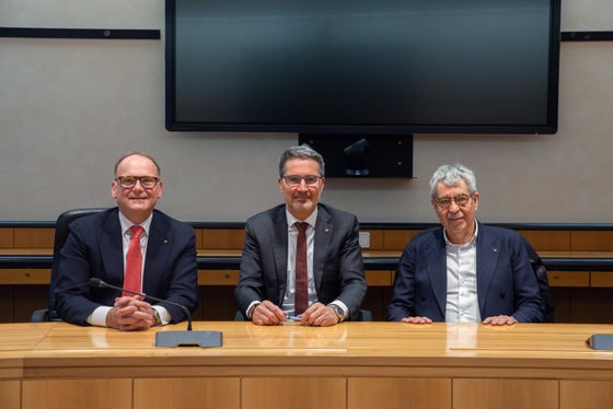 Landeshauptmann Arno Kompatscher mit dem scheidenden Präsidenten des Südtiroler Wirtschaftsrings Federico Giudiceandrea (r.) und dem designierten SWR-Präsidenten Sandro Pellegrini (Foto: LPA/Greta Stuefer)