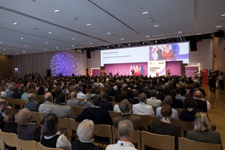 Großes Interesse für das Thema Wettbewerbsfähigkeit im vollen Saal beim Euregio-Summit im Congress Centrum Alpbach (Foto: Land Tirol/Sedlak)