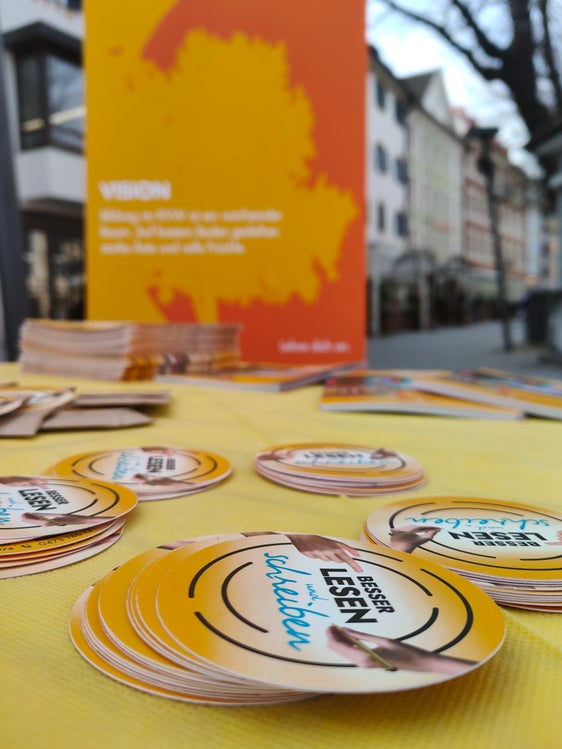 Zum Internationalen Tag der Muttersprache am 21. Februar 2025 setzen das Amt für Weiterbildung und Sprachen und die KVW-Bildung ein Zeichen für die Förderung der Lese- und Schreibkompetenz. (Foto: Amt für Weiterbildung und Sprachen/KVW-Bildung)