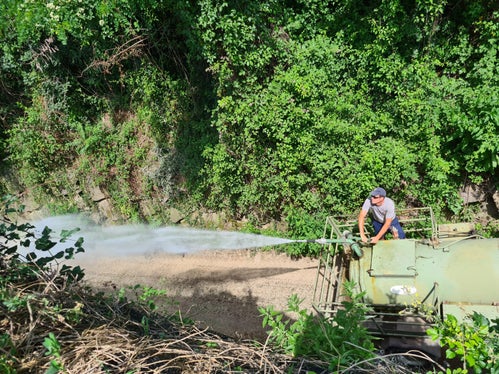 La diga paramassi nei pressi di Gargazzone deve essere costantemente irrigata  (Foto: ASP/Agentur per la Protezione civile/Judith Weissensteiner)