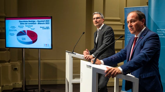 Durante l'odierna conferenza stampa, l'assessore provinciale Giuliano Vettorato (a destra) ha presentato i dati relativi alle agevolazioni nel settore delle energie rinnovabili. Queste misure significano lavoro per molte imprese locali e sono quindi uno stimolo per l'economia, ha detto. (Foto: ASP/Fabio Brucculeri) 