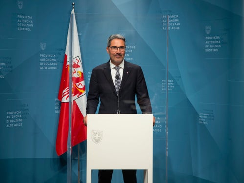 Landeshauptmann Kompatscher bei der heutigen Pressekonferenz (Foto: LPA/Fabio Brucculeri)
