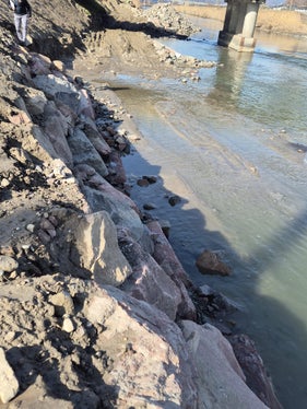 All’altezza di Ponte d’Adige i bacini montani hanno costruito un muro ciclopico lungo circa 130 metri sulla riva orografica destra dell’Adige per rinforzare la diga ed hanno anche ampliato il letto del fiume. (Foto: USP/Ufficio Sistemazione bacini montani sud dell’Agenzia per la Protezione civile)