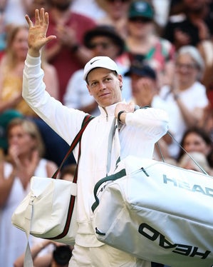 Jannik Sinner riscrive la storia del tennis mondiale. Per il campione altoatesino primo titolo in carriera nel torneo di Wimbledon, l'evento tennistico più rinomato, antico ed importante al mondo. (Foto: FITP. La foto può essere utilizzata solo nel contesto di questo comunicato stampa)