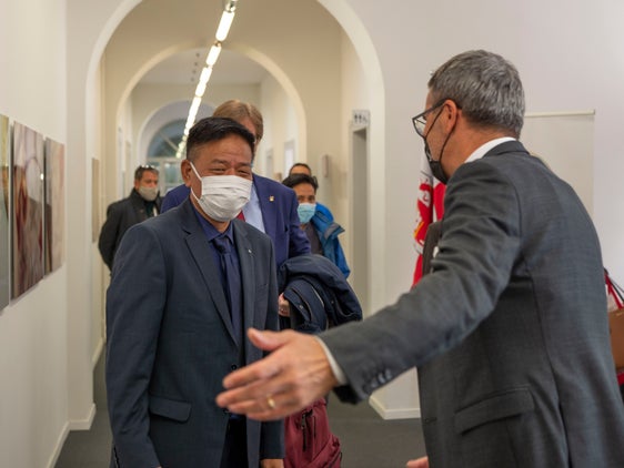 Sein erster Auslandsbesuch führte den neuen Präsidenten der tibetischen Exilregierung, Penpa Tsering, zu Landeshauptmann Arno Kompatscher nach Bozen. (Foto: LPA/Fabio Brucculeri)