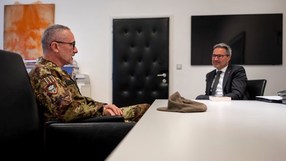 Im Gespräch betonten sowohl Landeshauptmann Kompatscher, als auch Alpini-Generalmajor Vezzoli die Bereitschaft, die gute Zusammenarbeit fortzuführen. (Foto: LPA/Fabio Brucculeri)