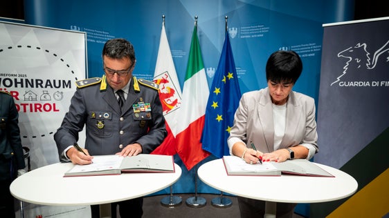 Bei der Unterzeichnung des Abkommens zwischen Land und Finanzpolizei: Der Regionalkommandant der Finanzpolizei Gavino Putzu und Wohnbaulandesrätin Ulli Mair. (Foto: LPA/Fabio Brucculeri)