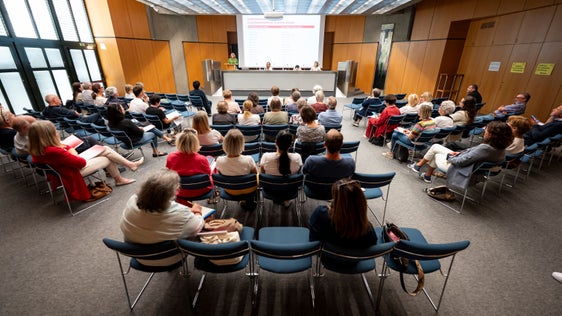 I membri delle 67 Consulte per le persone anziane e dei Consigli comunali degli anziani si sono recentemente riuniti a Bolzano per informarsi sulle iniziative e sulle misure a favore della terza età. (Foto: USP/Fabio Brucculeri)