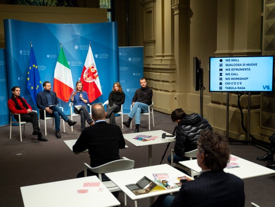 Tabula Rasa, un progetto di Weigh Station che mette a disposizione un fondo ad esaurimento&nbsp;a cui possono accedere singoli o gruppi informali di giovani tra i 18 e i 26 anni. Nella foto (da sinistra), Matteo Antonazzo, il vicepresidente Marco Galateo, Katharina Kolakowski (Weigh Station), Carlotta Esther Gambino e Simon Wallis. (Foto: USP/Fabio Brucculeri)
