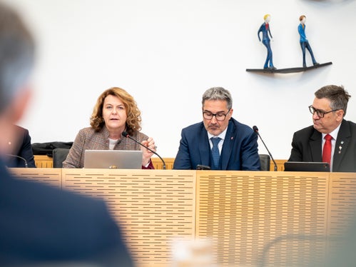 Sondersitzung im Rathaussaal von Bruneck (von links): Soziallandesrätin Rosmarie Pamer, Landeshauptmann Arno Kompatscher, Bezirkspräsident Robert Alexander Steger (Foto: LPA/Fabio Brucculeri)