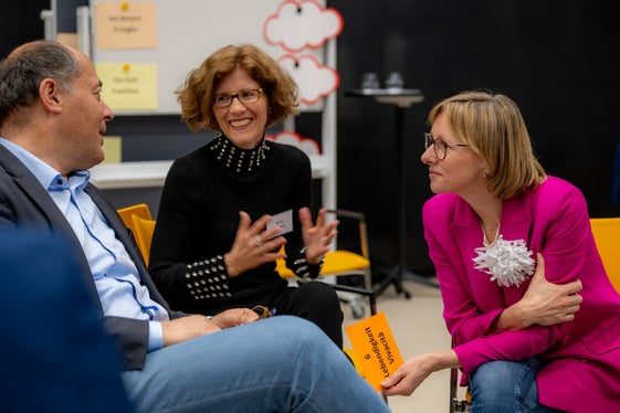 Per me è di fondamentale importanza continuare a creare un ambiente di lavoro basato sulla fiducia e sull'apprezzamento, ha dichiarato l’assessora provinciale al Personale, Magdalena Amhof, in un workshop diretto da Romy Gerhard. (Foto: ASP/Manuela Tessaro) 
