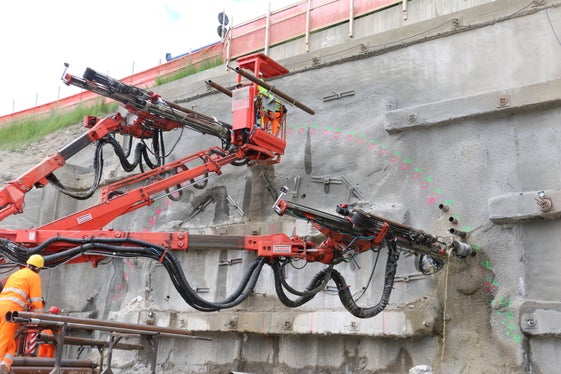 Der neue Bi-Jumbo legt los: Der Ausbruch des 2,317 Kilometer langen Tunnels für die Umfahrung Percha läuft. (Foto: LPA/Patrick Thaler) 
