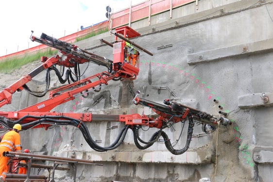 Der neue Bi-Jumbo legt los: Der Ausbruch des 2,317 Kilometer langen Tunnels für die Umfahrung Percha läuft. (Foto: LPA/Patrick Thaler) 