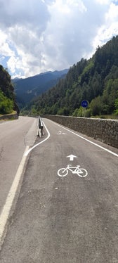 Mehr Sicherheit für Radfahrer und Radfahrerinnen, aber auch für alle anderen Verkehrsteilnehmenden bringt die Radspur Prad-Stilfser Brücke. (Foto: LPA/Straßendienst Vinschgau)