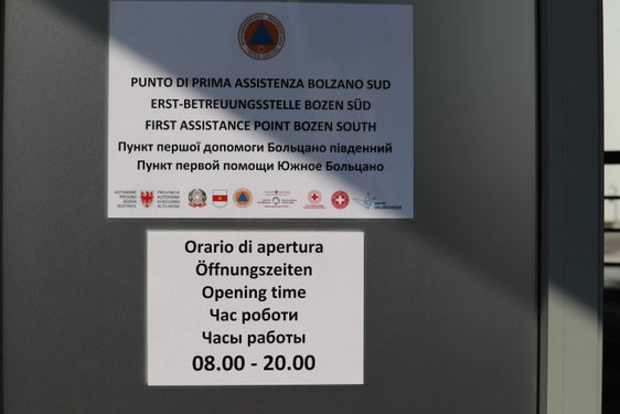 Notbetten und Toiletten, Getränke und Imbisse finden die Flüchtlinge von 8 bis 20 Uhr im Erstaufnahmezentrum beim Zugbahnhof Bozen Süd vor; von 9 bis 18 Uhr können sie auch ihre Aufenthaltserklärung abgeben. (Foto: LPA/Maja Clara)