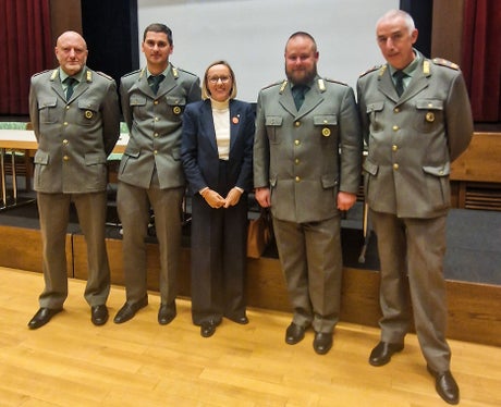L’assessora provinciale al Personale Magdalena Amhof (nella foto con il Comandante della stazione forestale di Caldaro Daniel Pedrotti e altri rappresentanti) sottolinea l’importanza di valorizzare il Corpo forestale regionale. Alla luce delle crescenti esigenze, la Provincia investe ogni anno circa 1,27 milioni di euro in aumenti salariali e indennità per i collaboratori. (Foto: USP)