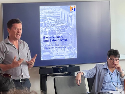 Il direttore dell’Ufficio Servizio giovani della Ripartizione cultura tedesca Konrad Pamer con Sonia Zanotti, vicepresidente dell’“Associazione tra i familiari delle vittime della strage alla stazione di Bologna del 2 agosto 1980” (Foto: USP/Katalin Szabò)