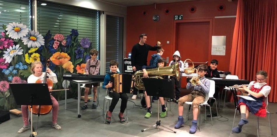 Jede und jeder, der ein Instrument spielen kann, kommt zum Einsatz. Referent Elias Mader hilft dabei. (Foto: LPA/Referat Volksmusik)