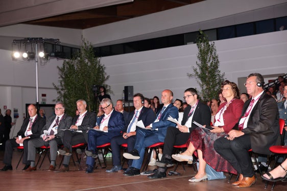 Der heutige Euregio-Gemeindentag mit Euregio-Präsident Maurizio Fugatti (3.v.r.). Südtirols Landesregierung war durch Landesrätin&nbsp;Maria Hochgruber Kuenzer (2.v.r.) vertreten, Südtirols Gemeinden durch Gemeindenverbandspräsidenten&nbsp;Andreas Schatzer (4.v.l.).&nbsp;(Foto: Presseamt Trentino/J. Astafan)