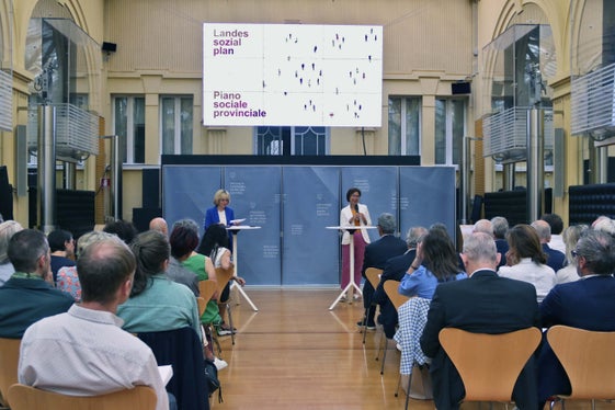 Presentato oggi (27 luglio) il Piano sociale provinciale 2030di oltre 240 pagine che definisce strategie e misure d'azione per il sistema sociale e la società altoatesina (Foto: ASP/Greta Stuefer)