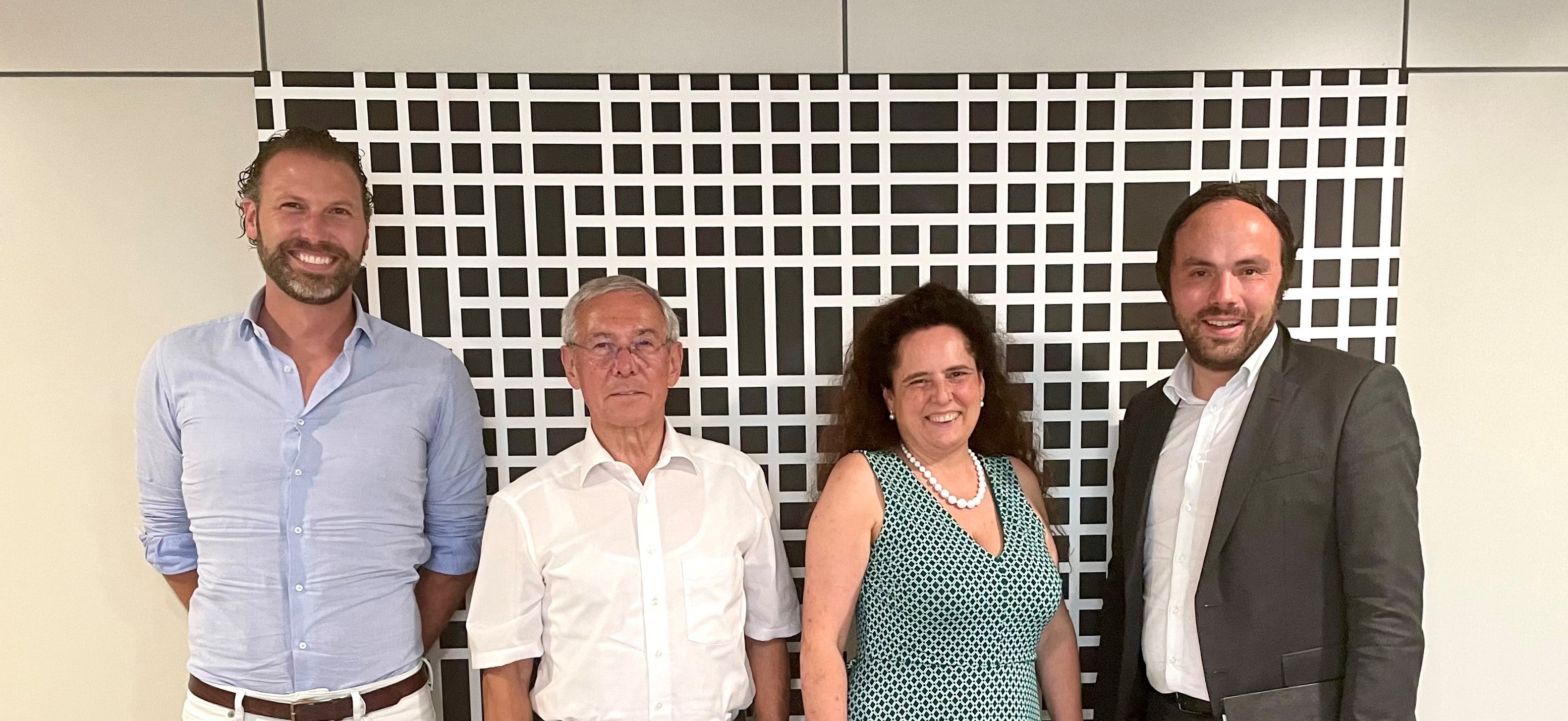 L'assessore Achammer (nella foto a dx) con il nuovo direttivo del gruppo di interesse proWeiterbildung: Claudia Santer, Oswald Rogger e Benjamin Astner (Foto: ASP/Edith Benischek)  