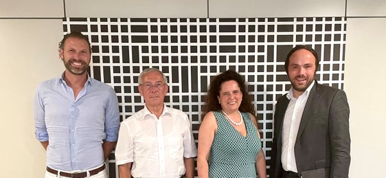 L'assessore Achammer (nella foto a dx) con il nuovo direttivo del gruppo di interesse proWeiterbildung: Claudia Santer, Oswald Rogger e Benjamin Astner (Foto: ASP/Edith Benischek)  