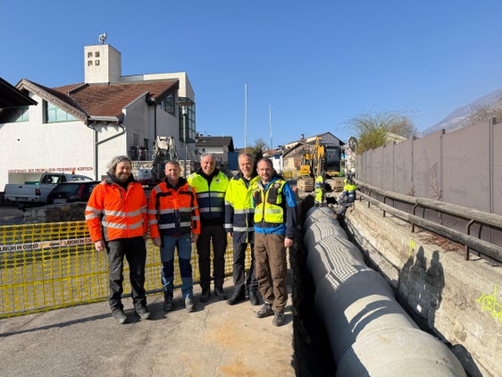 Impegnati nei lavori di sistemazione del rio Matasch a Corzes, frazione di Silandro: da sinistra l’ingegnere Peter Pohl, Oswald Pilser del cantiere comunale di Silandro, il caposquadra Hansjörg Stricker, il direttore d’ufficio e responsabile dei lavori Peter Egger e il capocantiere Florian Nössing dell’Ufficio Sistemazione bacini montani ovest (Foto: USP/Ufficio Sistemazione bacini montani ovest dell’Agenzia per la Protezione civile)