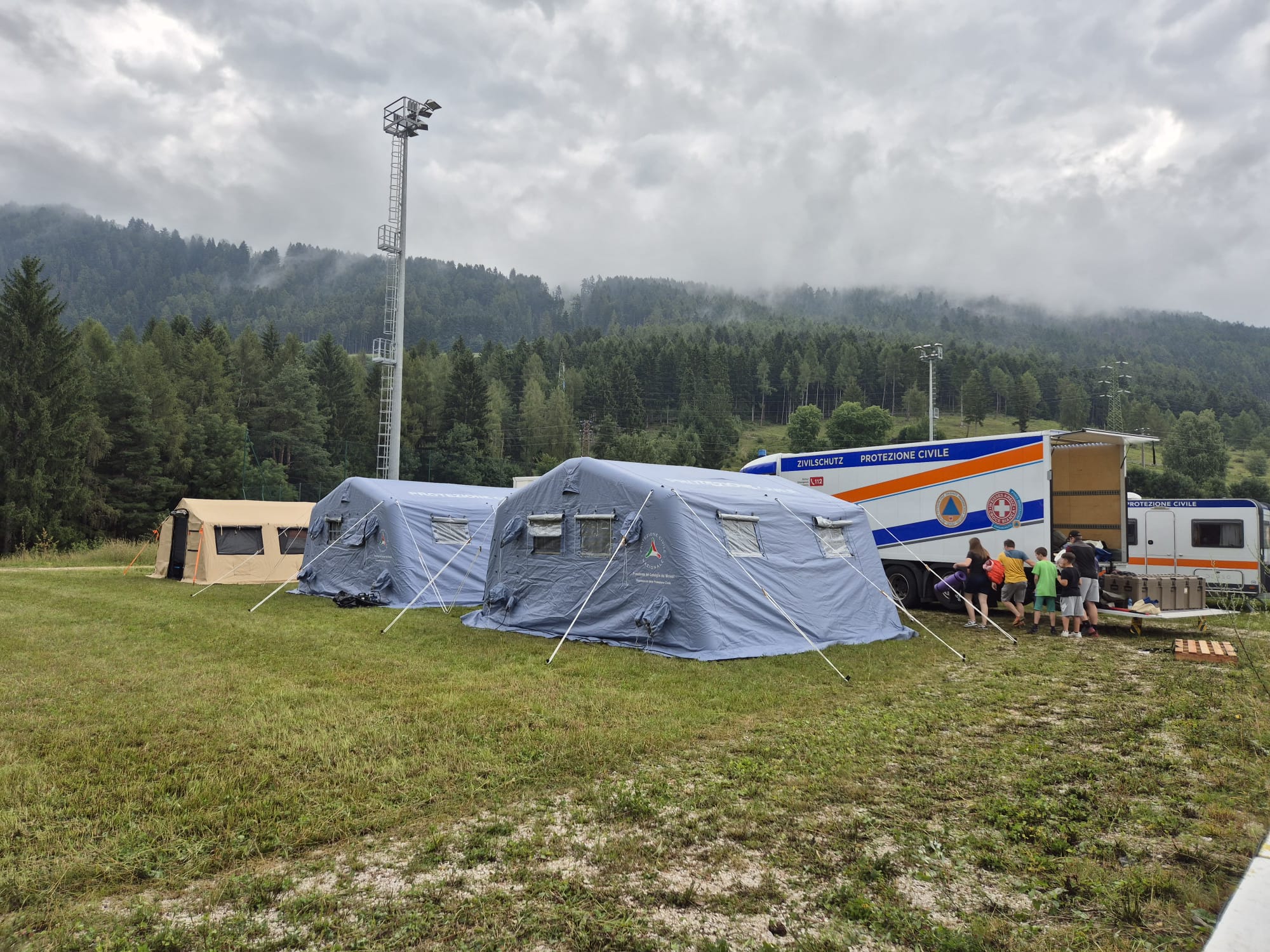 Da lunedì a sabato di questa settimana, bambini e ragazzi potranno immergersi nel mondo della protezione civile al campo scuola di Teodone. (Foto: USP/Centro funzionale provinciale/Ilaria Folie)
