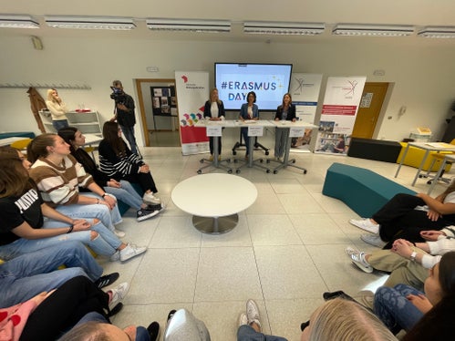Anlässlich der #ErasmusDays gaben Ulrike Huber (EU-Service Deutsche Bildungsdirektion), Monica Zanella (Direktorin Sozialwissenschaftliches Gymnasium und Fachoberschule für Tourismus Bozen), Christine M. Ladurner (EU-Service Deutsche Bildungsdirektion) (v.l.) und Schülerinnen und Schüler der Klasse T5B einen Einblick in die Erasmus-Aktivitäten der Südtiroler Schulwelt. (Foto: LPA/Deutsche Bildungsdirektion)