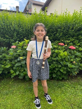 Sophie Richermo von der Musikschule Salurn hat das Juniorabzeichen im Fach Blockflöte erhalten, unterrichtet wurde sie von Beatrix Cassar. (Foto: LPA/Landesdirektion Deutsche und ladinische Musikschule)