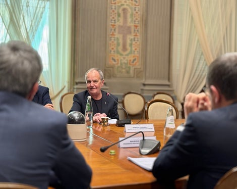 Il ministro per gli Affari Regionali e le Autonomie, Roberto Calderoli, davanti ai presidenti Kompatscher e Fugatti. (Foto: Dipartimento per gli Affari regionali e le Autonomie)