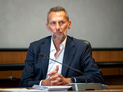 Il direttore Thomas Mur ha presentato alcuni format di eventi durante un colloquio con il presidente della Provincia Kompatscher. Tra le iniziative in programma figura la fiera specializzata VIATEC, un nuovo evento B2B che riunisce destinazioni, poli di attrazione turistica e fornitori di tecnologie innovative per la gestione dei flussi di visitatori. (Foto: USP/Fabio Brucculeri)