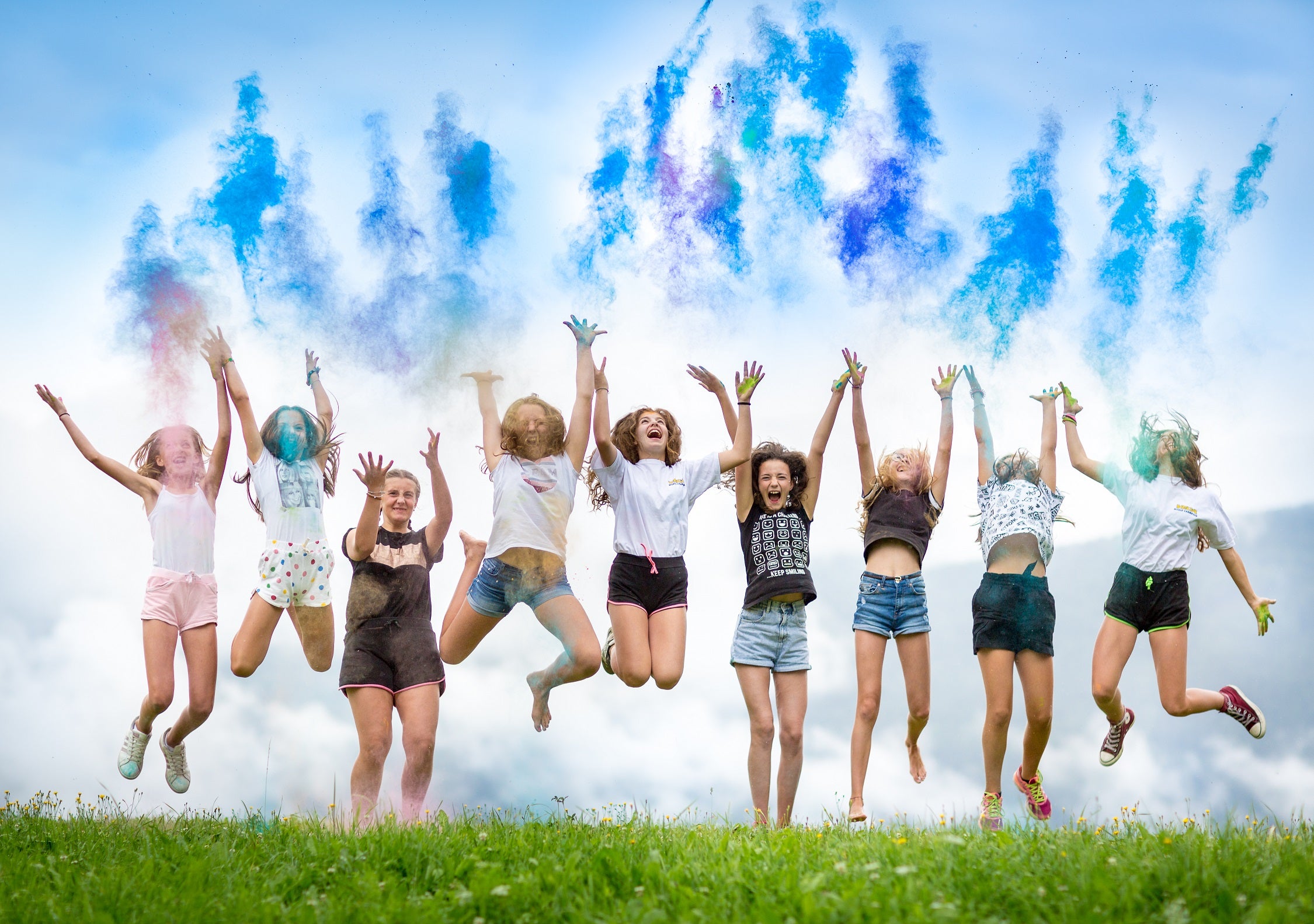 Ferien, Farbe, Fantasie, Freibad: Jugendliche und Kinder verbringen gemeinsam Zeit bei Ferien- und Freizeitaktivitäten, die das Landesamt für Jugendarbeit sammelt und auf seiner Homepage veröffentlicht. (Foto: LPA/Landesamt für Jugendarbeit/Jugenddienst Dekanat Bruneck)
