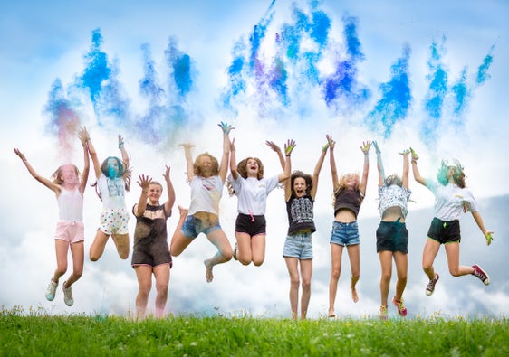 Ferien, Farbe, Fantasie, Freibad: Jugendliche und Kinder verbringen gemeinsam Zeit bei Ferien- und Freizeitaktivitäten, die das Landesamt für Jugendarbeit sammelt und auf seiner Homepage veröffentlicht. (Foto: LPA/Landesamt für Jugendarbeit/Jugenddienst Dekanat Bruneck)
