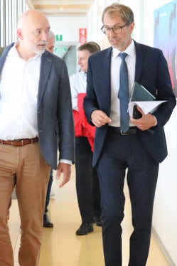 Erfahrungsaustausch: der Direktor der Schweizer Vereinigung Kantonaler Gebäudeversicherungen Michael Wieser (l.) und der Direktor der Agentur für Bevölkerungsschutz Klaus Unterweger (Foto: LPA/Maja Clara)
