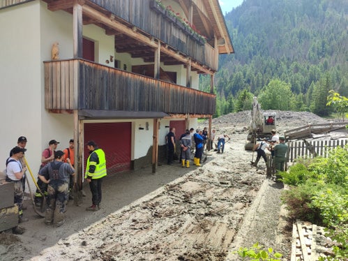 Landeshauptmann und Bevölkerungsschutzlandesrat Arno Kompatscher hat sich heute in Campill ein Bild von der Lage verschafft. (Foto: LPA)