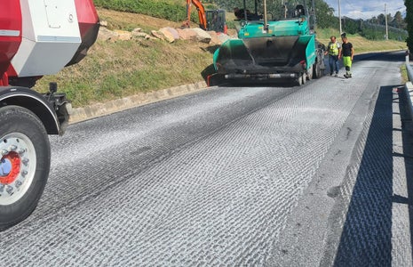 Auf rund 2,5 Kilometern wird auf der Landesstraße von Vintl nach Terenten der Straßenbelag auf Vordermann gebracht. (Foto: LPA)