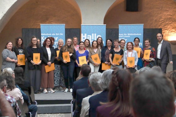 Die Grundausbildung für Ehrenamtliche wird vom Amt für Bibliotheken und Lesen organisiert und behandelt in ihrem modularen Aufbau alle wichtigsten Bereiche des Bibliothekswesens. Im Bild eine Gruppe an Absolventinnen mit Amtsdirektorin Marion Gamper (rechts) und Landesrat Philipp Achammer (links). (Foto: Amt für Bibliotheken und Lesen)