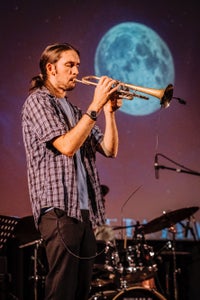 Giulio Ferraro ha già suonato in diverse formazioni. In qualità di miglior trombettista, ha ricevuto la borsa di studio Nuoro Jazz 2024. (Foto: Giulio Ferraro/Elisa Liberatti)