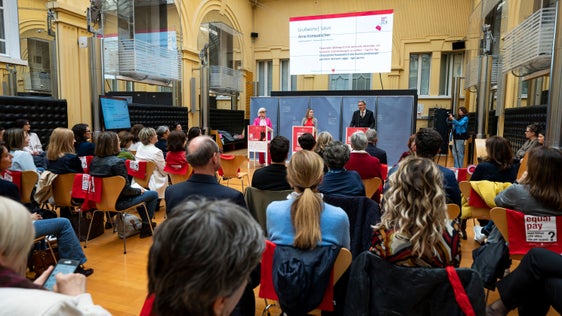 Landeshauptmann Arno Kompatscher hat gemeinsam mit Beiratsvizepräsidentin Nadia Mazzardis (links) und Präsidentin Ulrike Oberhammer (Mitte) den Aktionstag Equal Pay Day vorgestellt. (Foto: LPA/Fabio Brucculeri)