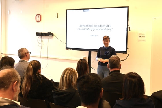 In occasione della presentazione dei loghi, l'Intendente scolastica in lingua tedesca Sigrun Falkensteiner ha elogiato l'impegno e la creatività degli studenti delle classi 4 A e 4 B sperimentali della scuola professionale Johannes Gutenberg di Bolzano. (Foto: USP/Direzione Istruzione e Formazione tedesca/Margit Pichler)