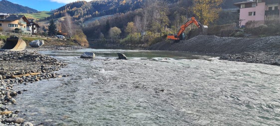 Das Landesamt für Wildbach- und Lawinenverbauung Nord hat mit den Arbeiten am Eisack bei der St.-Josef-Siedlung und der Zone Gamper in Klausen begonnen. (Foto: LPA/Landesamt für Wildbach- und Lawinenverbauung Nord)