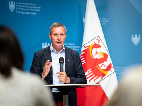 Ohne den vorbildhaften Einsatz Hunderter Freiwilliger wäre die Kitzrettung im heutigen Ausmaß nicht durchführbar, unterstreicht Landesrat Luis Walcher. (Foto: LPA/Fabio Brucculeri)