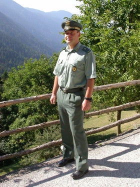 Ecco come appaiono i forestali nella loro attuale uniforme - presto ne avranno una nuova (Foto: ASP/Corpo forestale provinciale)