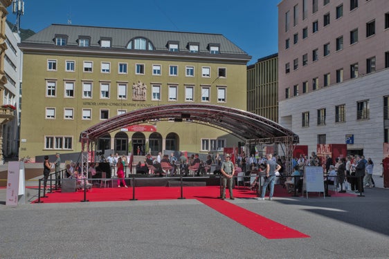 Discussione nella "fish bowl": al centro il turno di discussione con due sedie libere, tutto intorno il pubblico che può sedersi su queste sedie. 4 turni, ciascuno con due membri della Giunta provinciale e due alti dirigenti della Provincia, si sono svolti oggi pomeriggio in piazza Silvius Magnago. (Foto: ASP/Fabio Brucculeri)