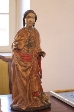 Lunedì 27 novembre al Museion di Bolzano verranno discussi e approfonditi gli aspetti della tutela dei beni culturali attraverso esempi pratici. L'immagine mostra una statua di Santa Margherita di datazione sconosciuta (Foto: ASP/Maja Clara)