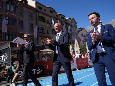 Durante la sfilata all’EuregioSprintChampion di Innsbruck: (da sinistra) il presidente della Provincia autonoma di Bolzano Arno Kompatscher, il presidente dell’Euregio e capitano del Tirolo Anton Mattle e l’assessore provinciale trentino Simone Marchiori (Foto: Euregio/Guido Steinegger)